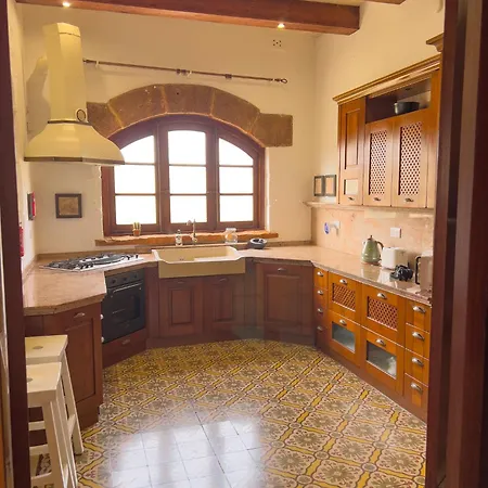 Traditional Maltese By Ma סיינט פול ביי